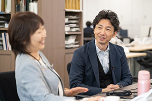 Starting with his colleagues, Oikawa works in an office environment enriched by its people